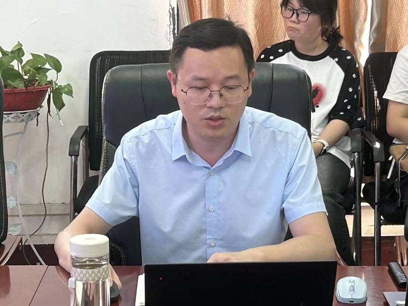 男人和女人坐在桌子边 AI 生成的内容可能不正确。